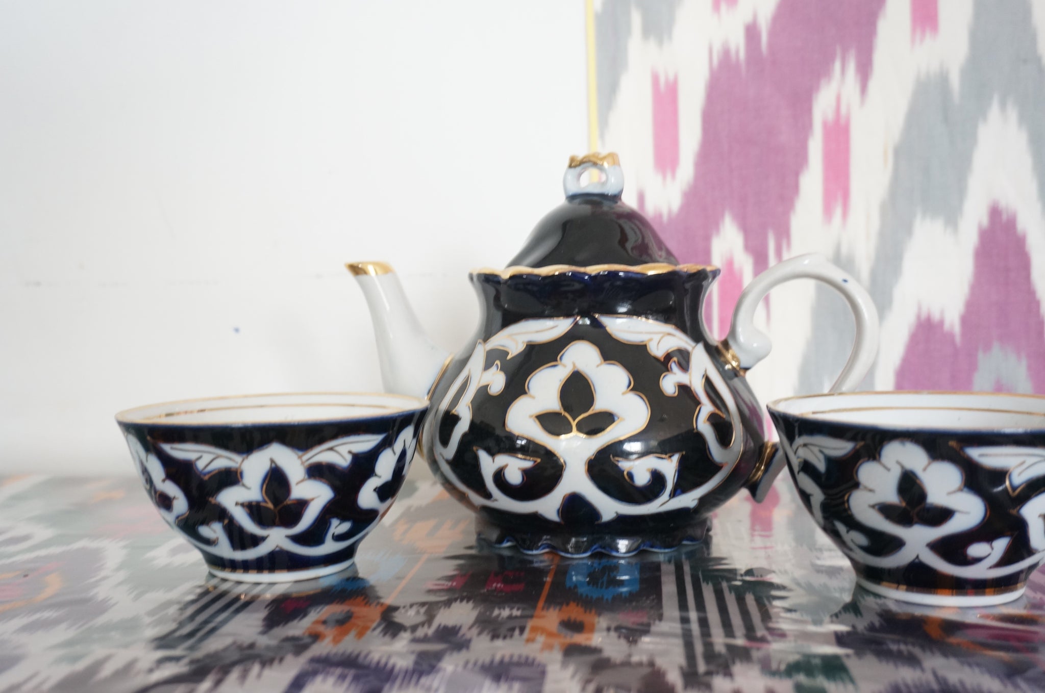 ウズベキスタンの伝統的なセット ウズベキスタン伝統衣装】チャパン＆帽子セット 金刺繍 濃紺ローブ